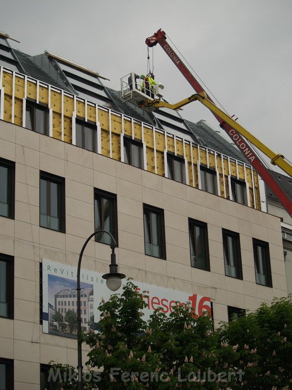 800 kg Fensterrahmen drohte auf Strasse zu rutschen Koeln Friesenplatz P57.JPG